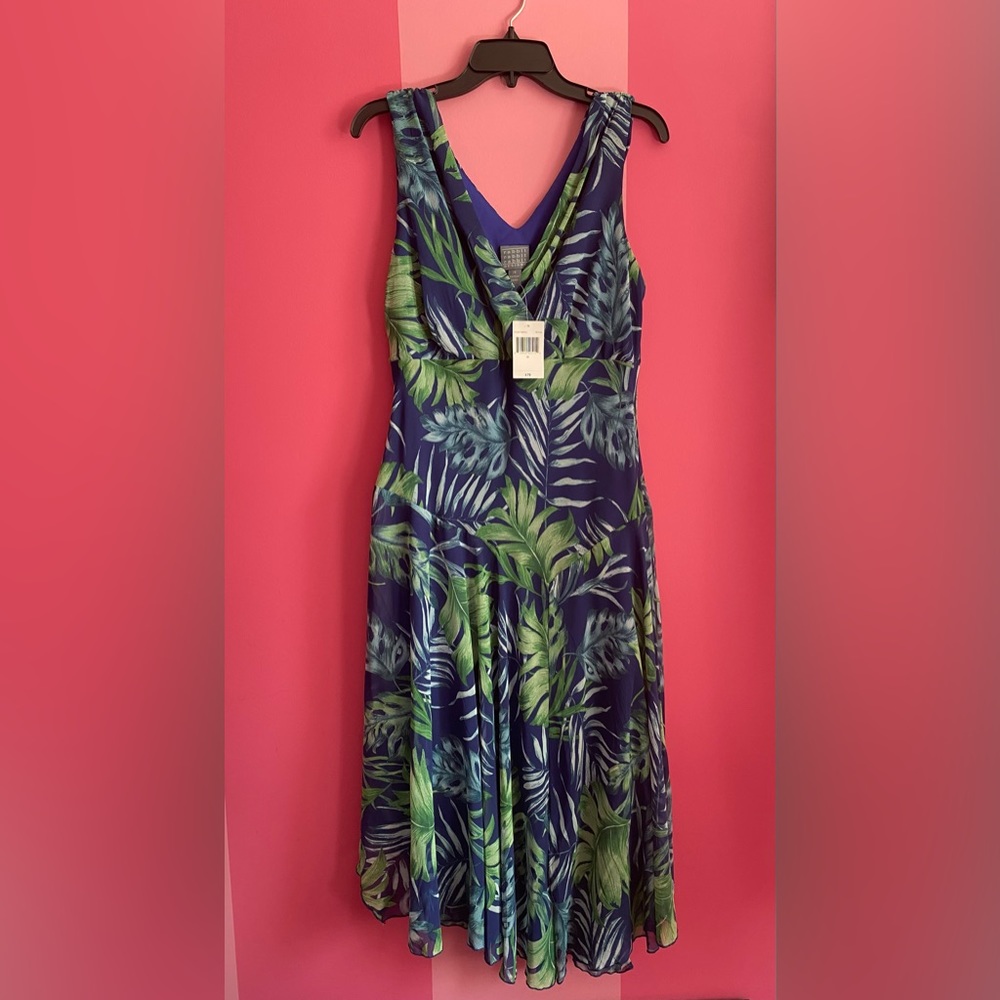 Brand new casual dress, size 18 but fits size 16.